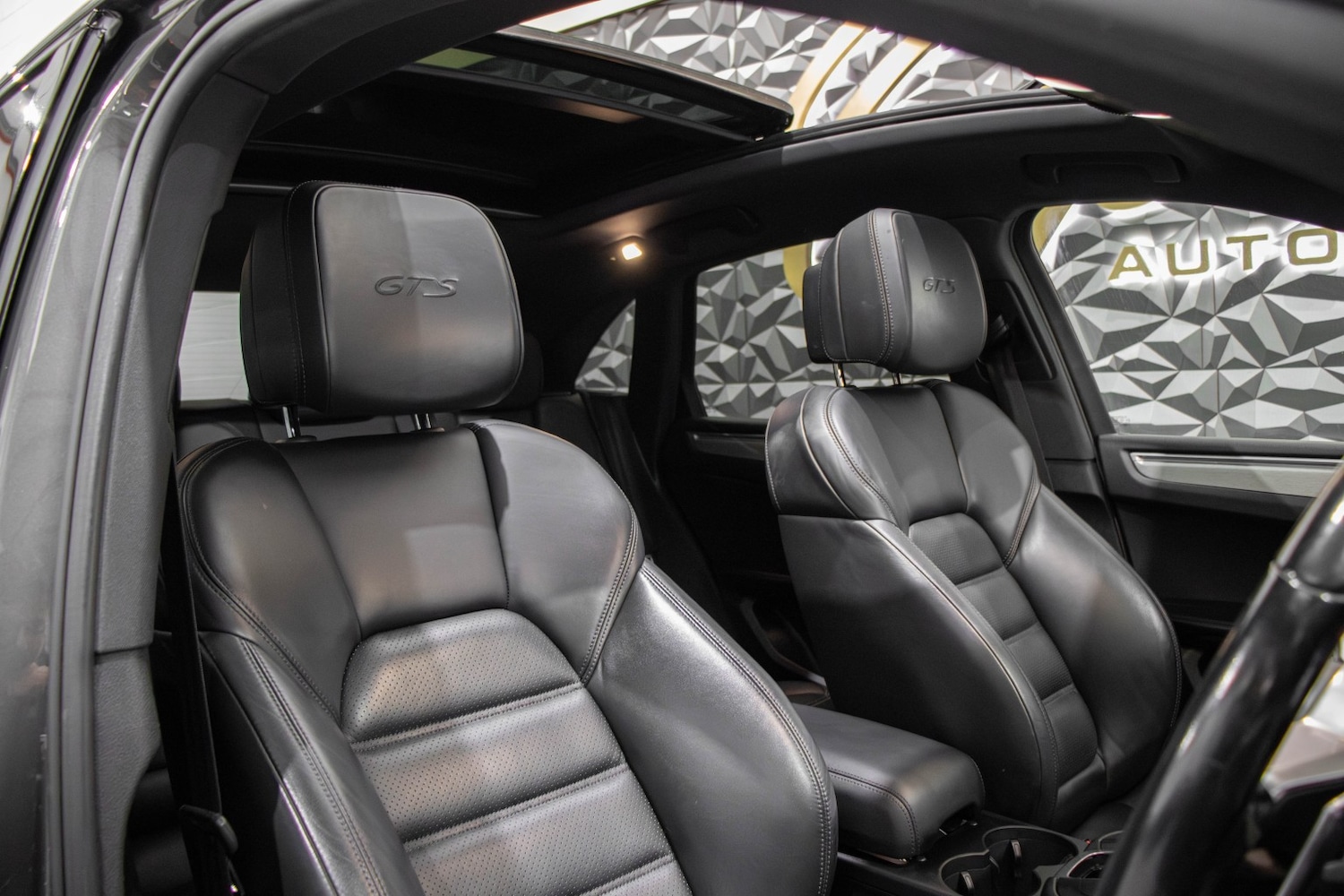 Used Porsche Macan 2017 for sale - 77008164: Photo 12