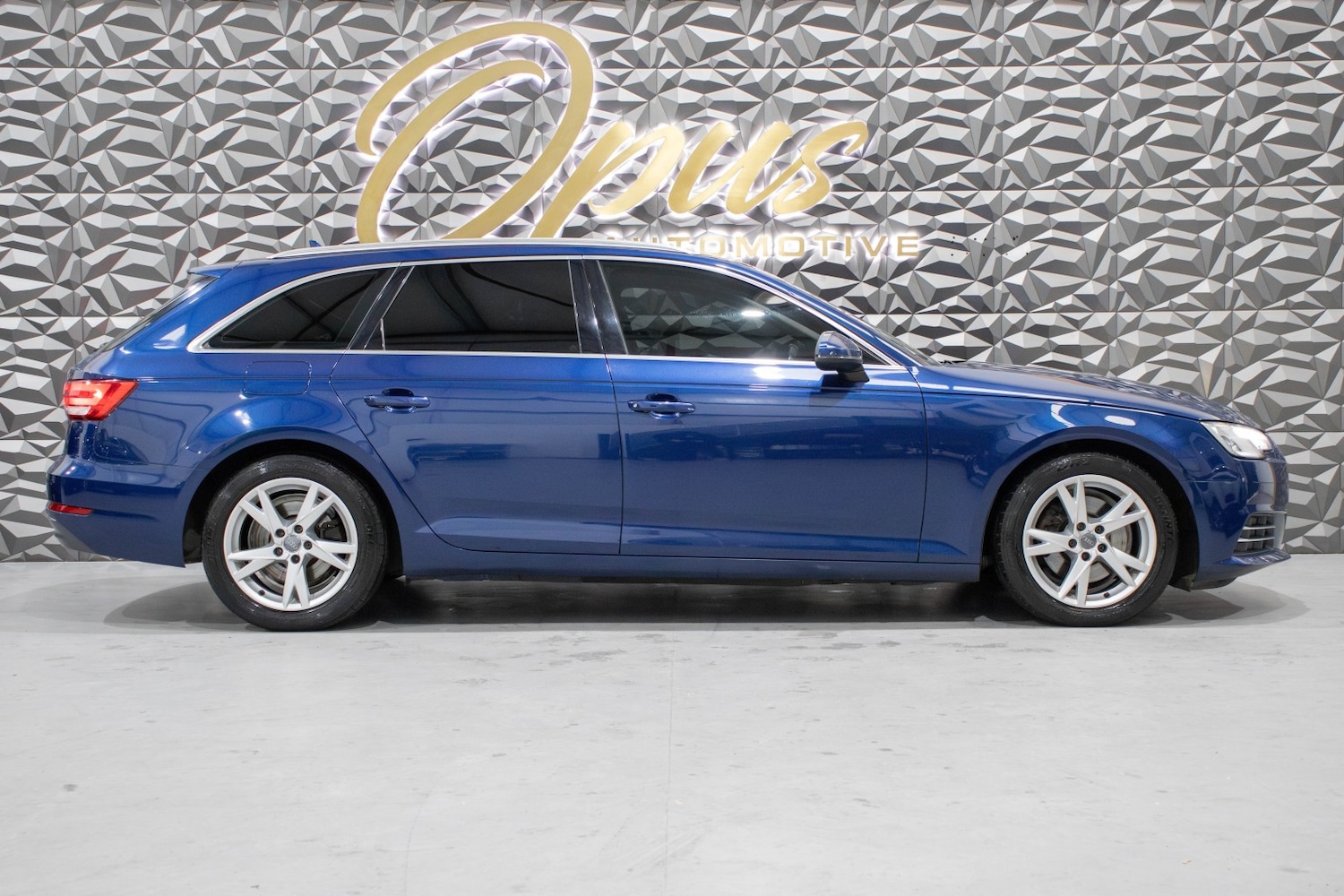 Used Audi A4 2017 for sale - 77542639: Photo 2