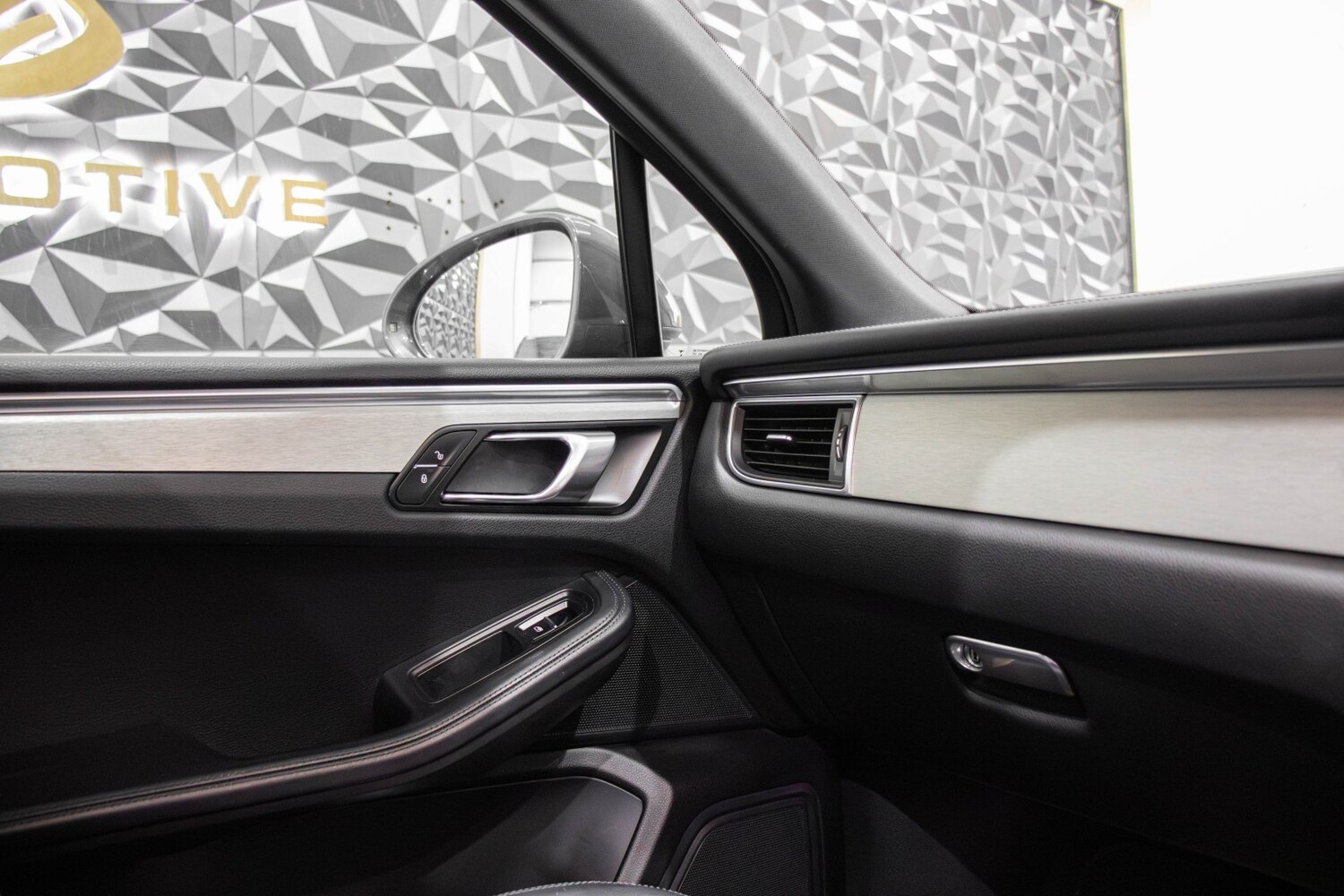 Used Porsche Macan 2017 for sale - 77542637: Photo 19