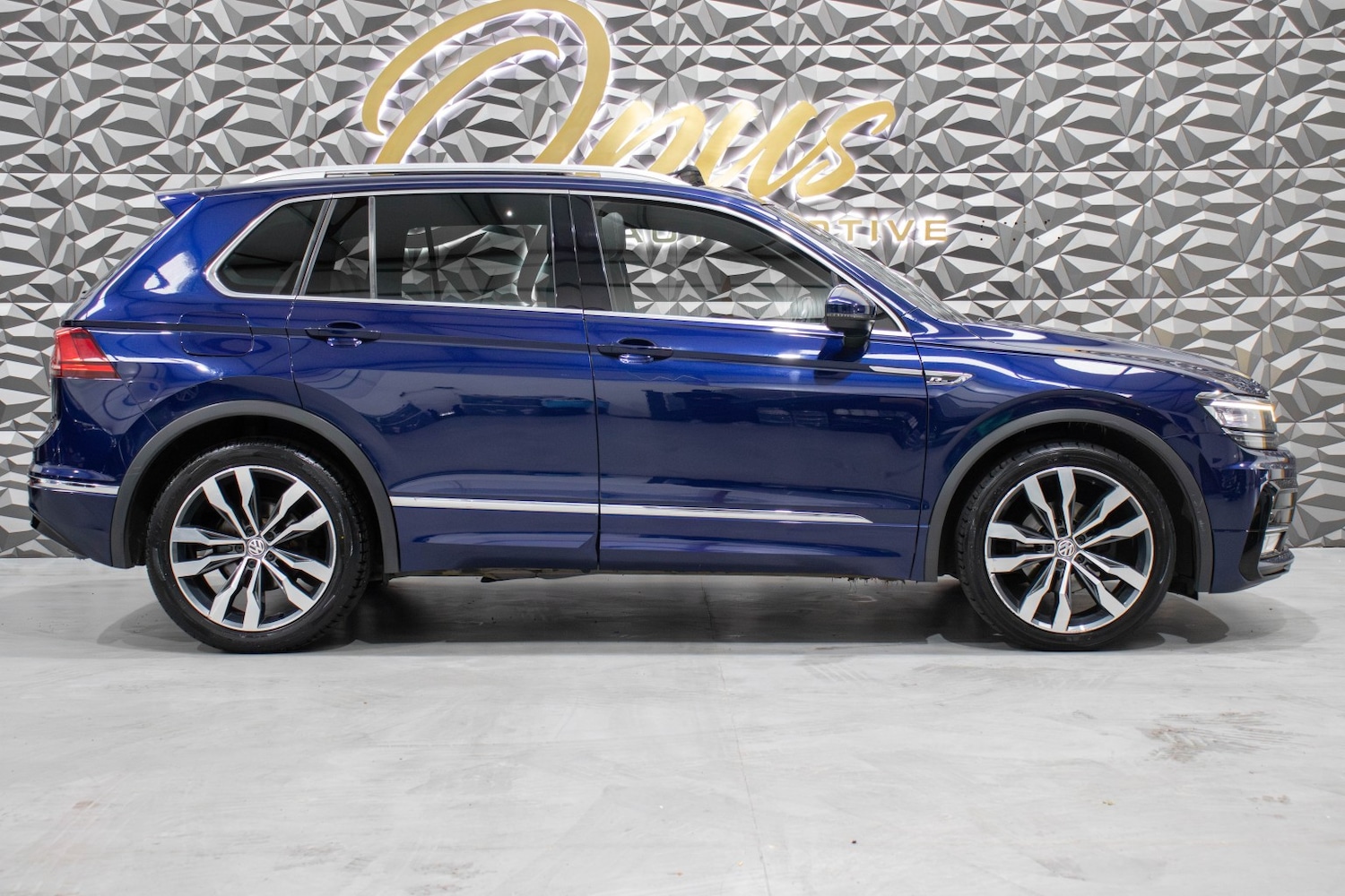 Used Volkswagen Tiguan 2017 for sale - 76863821: Photo 2