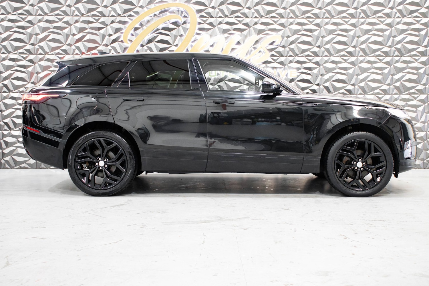 Used Land Rover Range Rover Velar 2017 for sale - 76571141: Photo 2