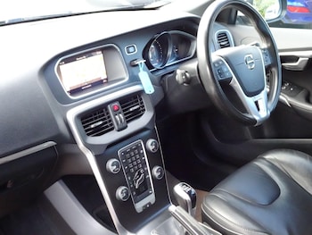 Used Volvo V40 2019 for sale - 76031643: Photo