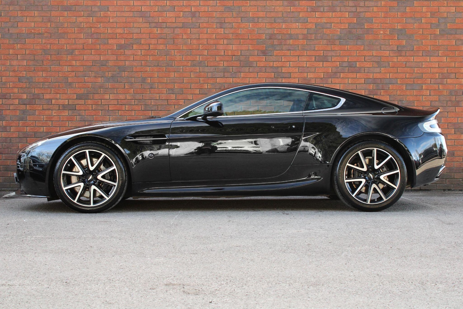 Used Aston Martin Vantage 2012 for sale - 77924921: Photo 11