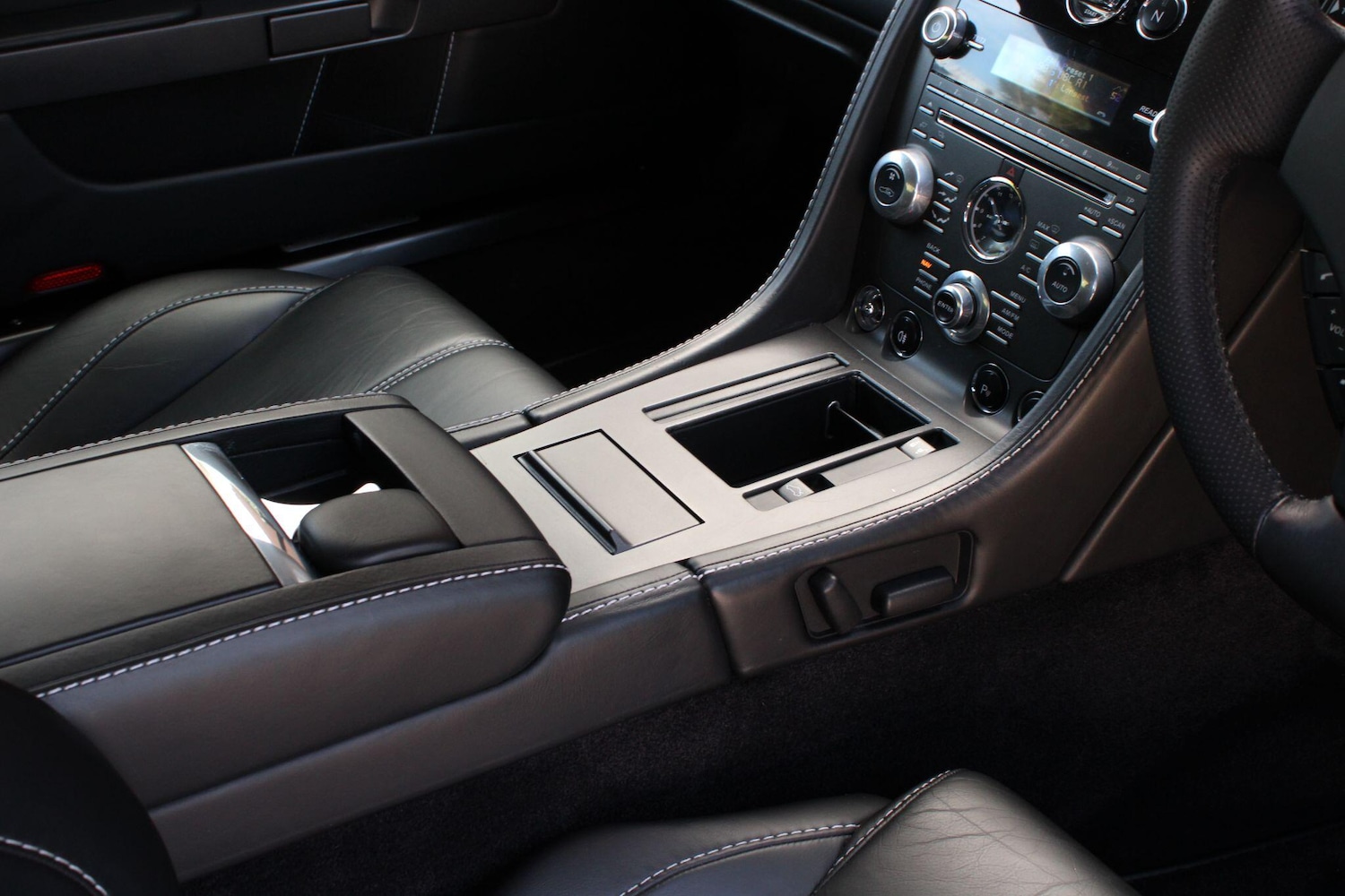 Used Aston Martin Vantage 2012 for sale - 77924921: Photo 17