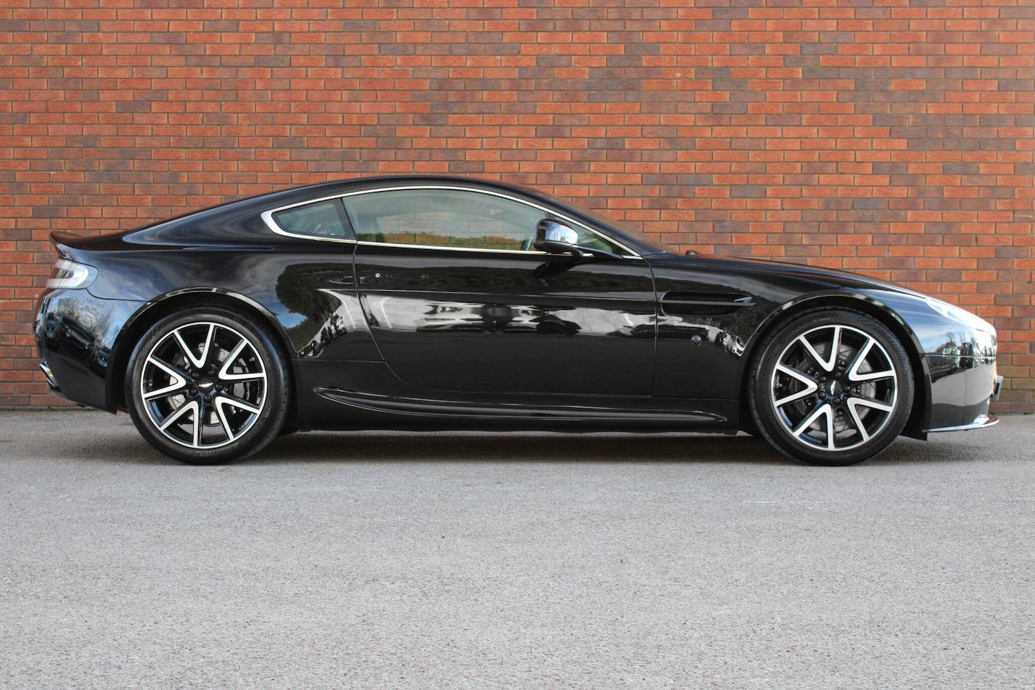 Used Aston Martin Vantage 2012 for sale - 77924921: Photo 2