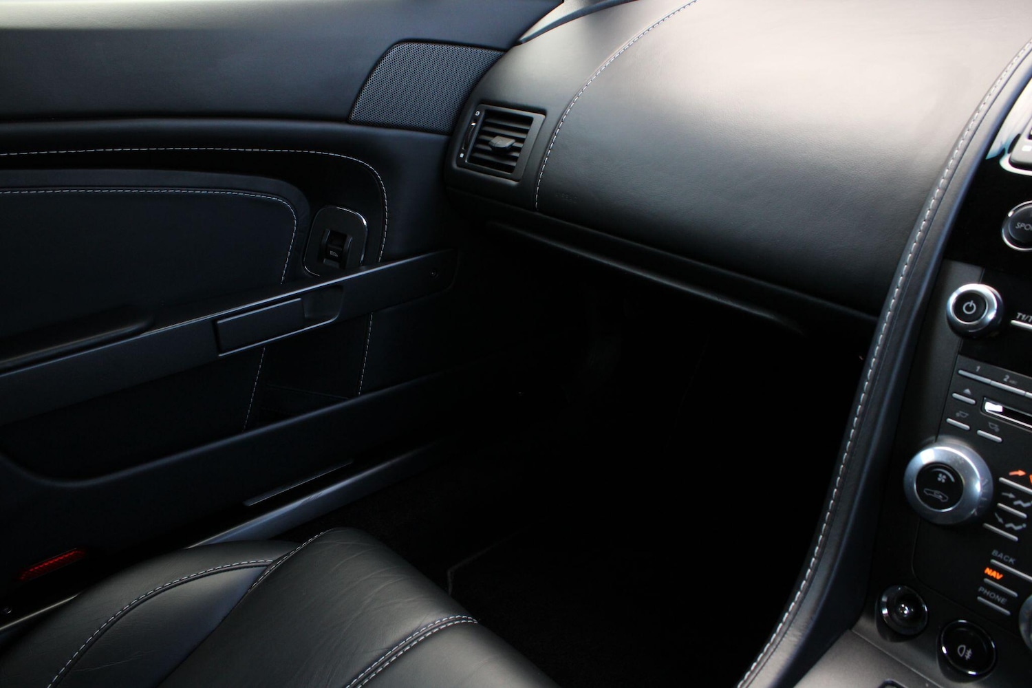 Used Aston Martin Vantage 2012 for sale - 77924921: Photo 23