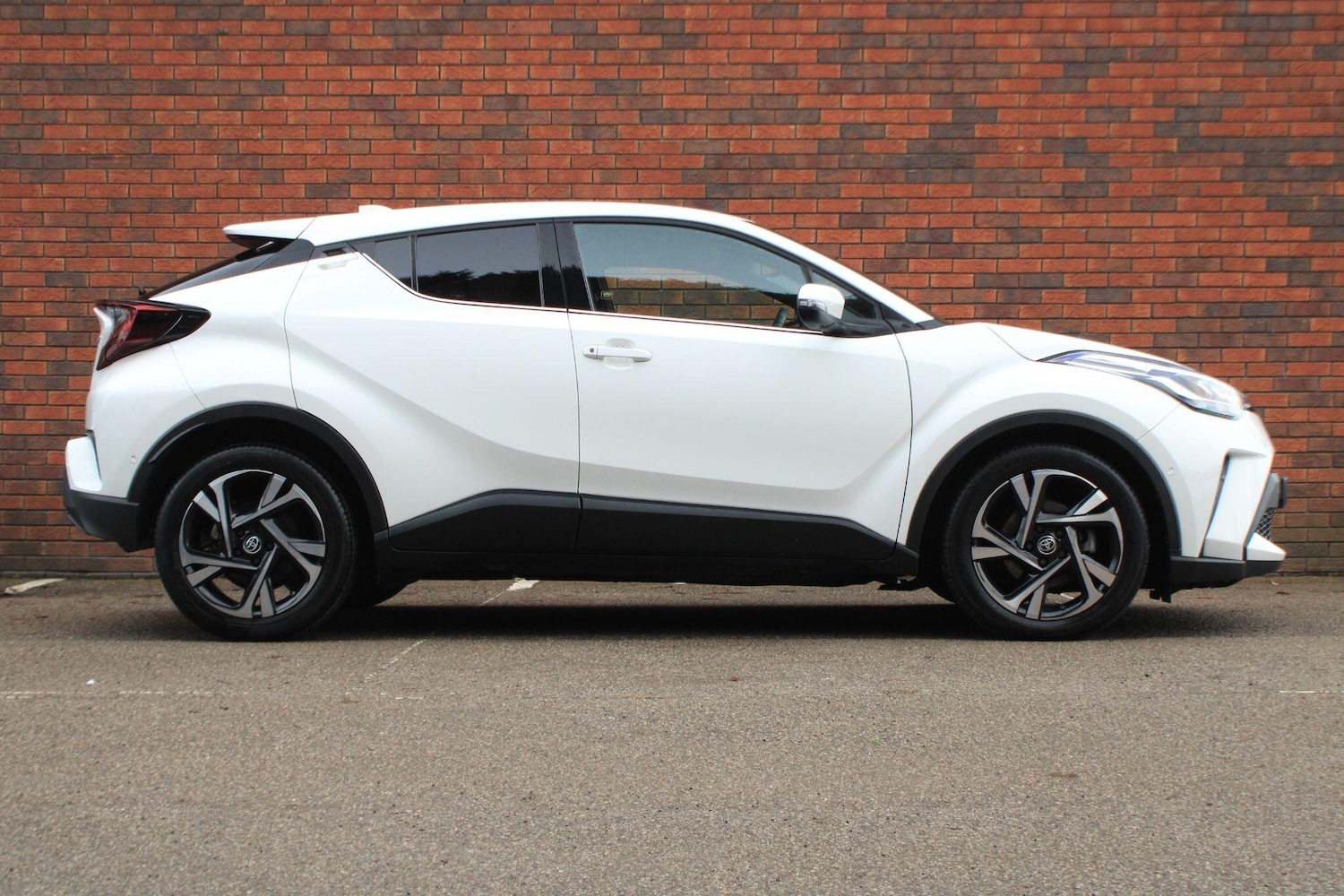 Used Toyota C-HR 2023 for sale - 77454741: Photo 2