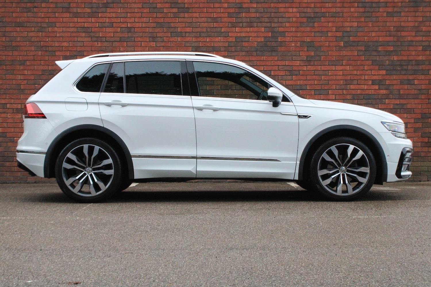 Used Volkswagen Tiguan 2019 for sale - 76990886: Photo 2