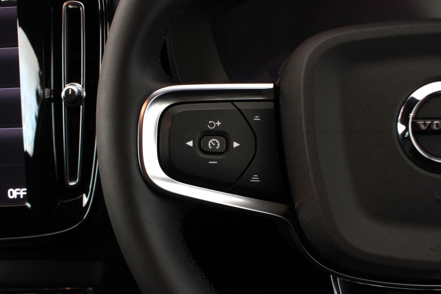 Used Volvo XC40 2023 for sale - 76976702: Photo 28