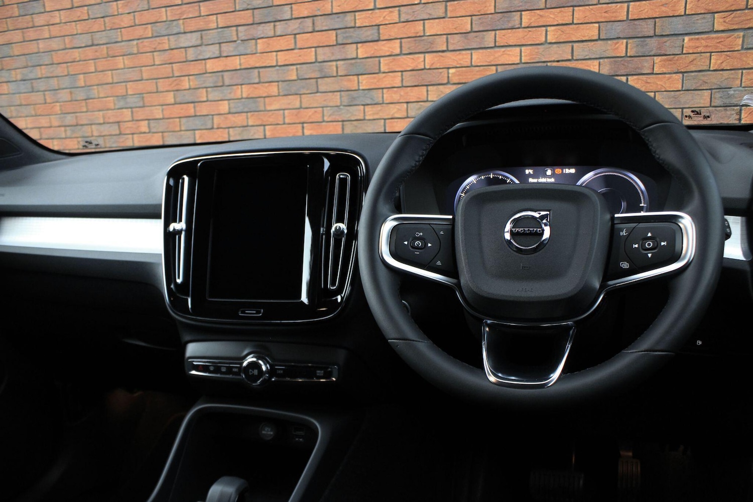 Used Volvo XC40 2023 for sale - 76976702: Photo 9