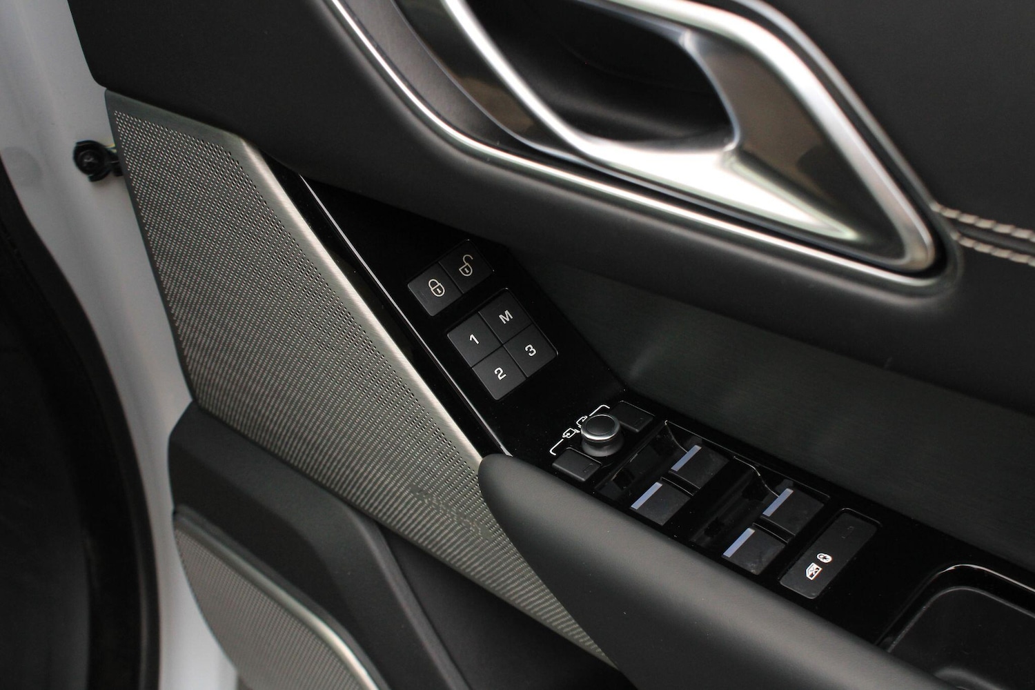 Used Land Rover Range Rover Velar 2017 for sale - 77611430: Photo 32