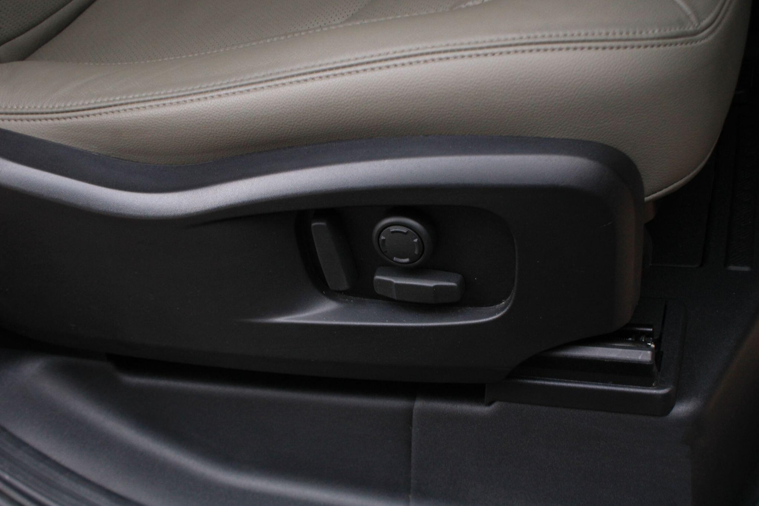 Used Land Rover Defender 2023 for sale - 77279885: Photo 31