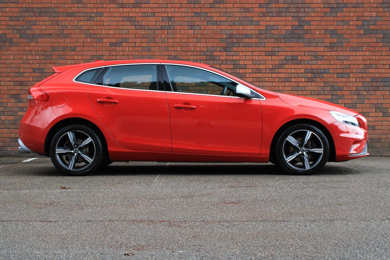 Used Volvo V40 2019 for sale - 76727948: Photo 2
