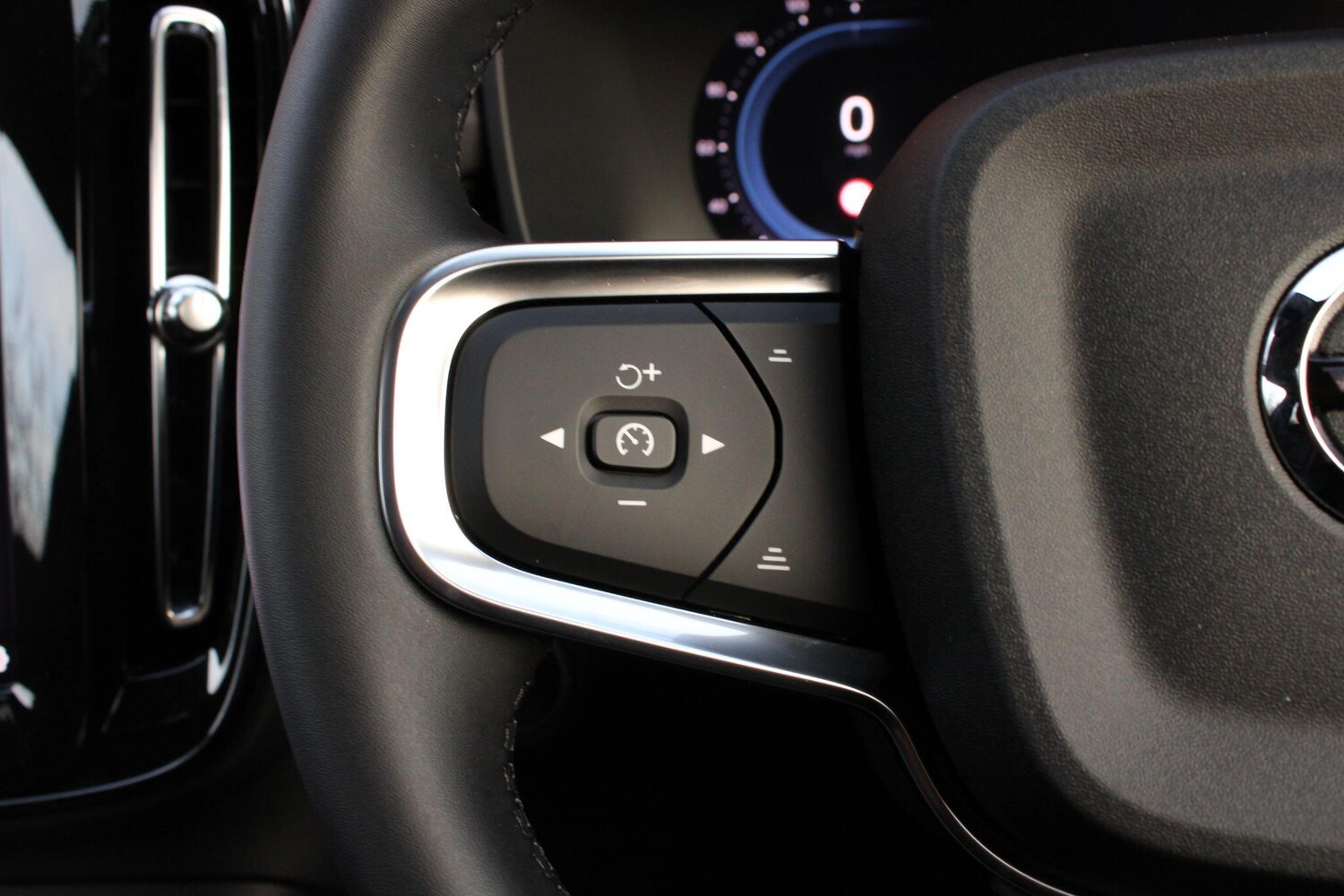 Used Volvo XC40 for sale - 77958041: Photo 29