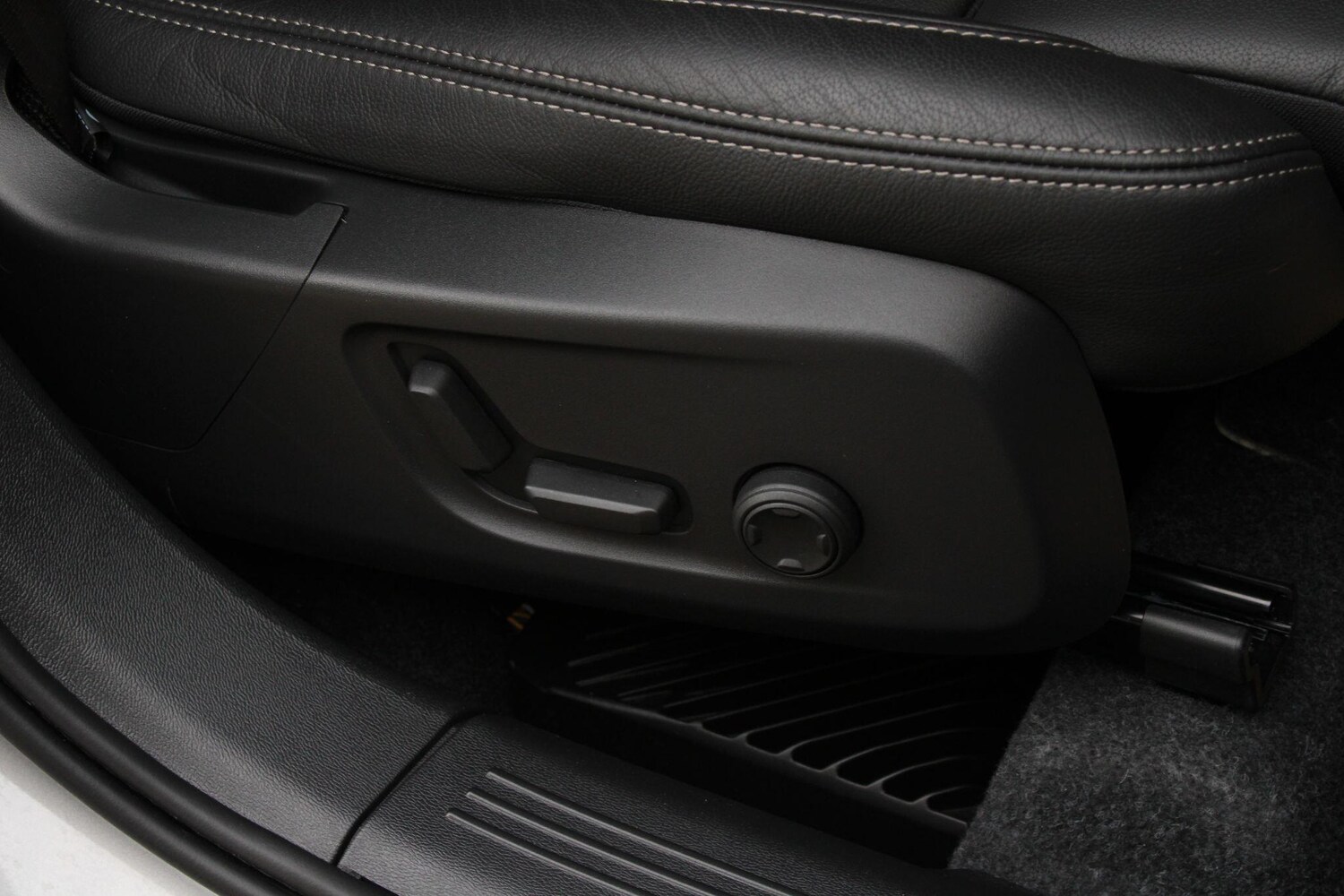 Used Volvo XC40 for sale - 77958041: Photo 32