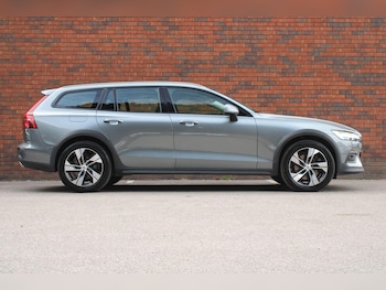 Used Volvo V60 Cross Country 2019 for sale - 79291881: Photo