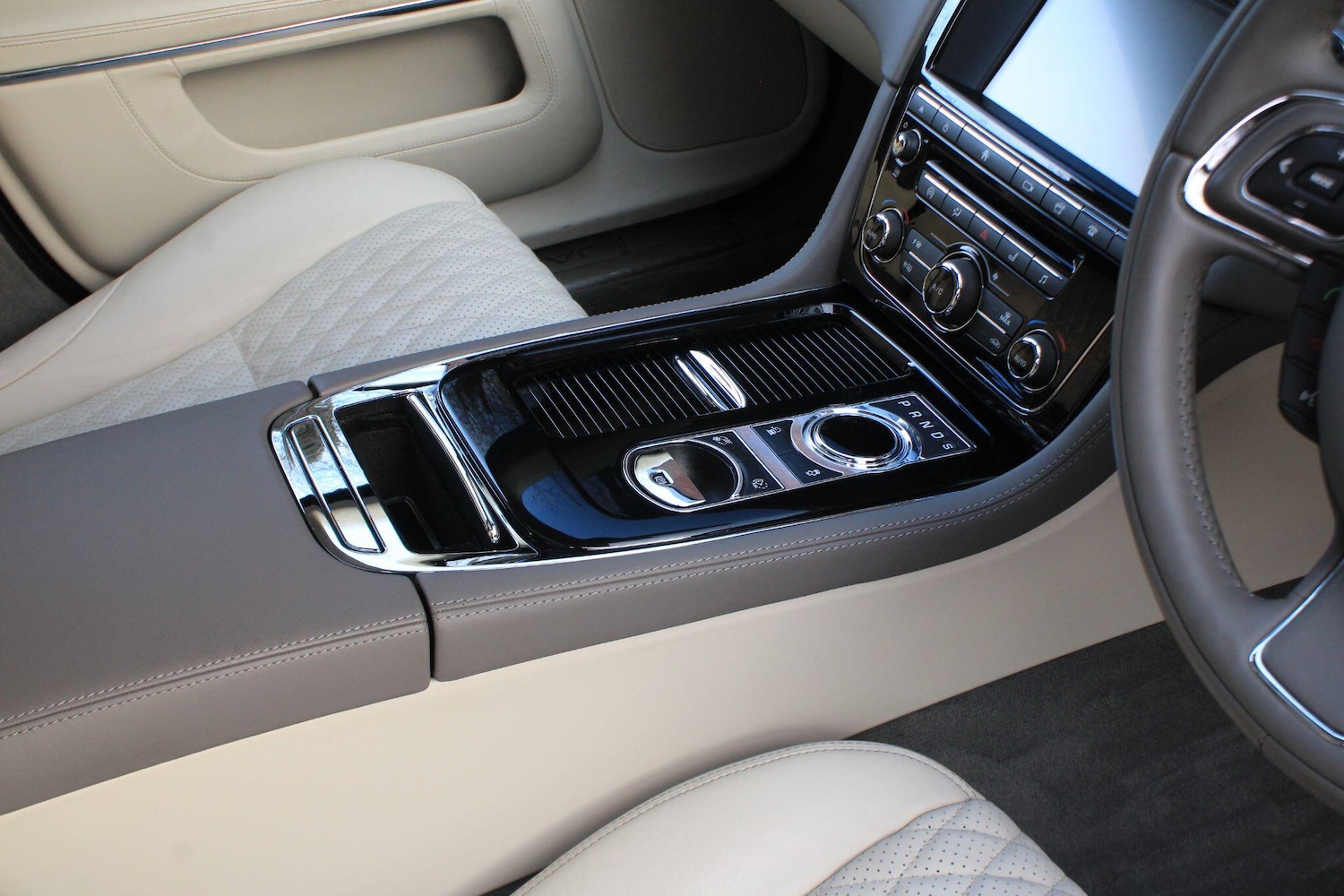 Used Jaguar XJ 2018 for sale - 77279098: Photo 24