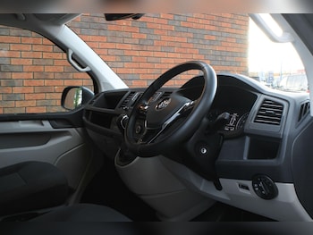 Used Volkswagen Transporter 2018 for sale - 76701905: Photo