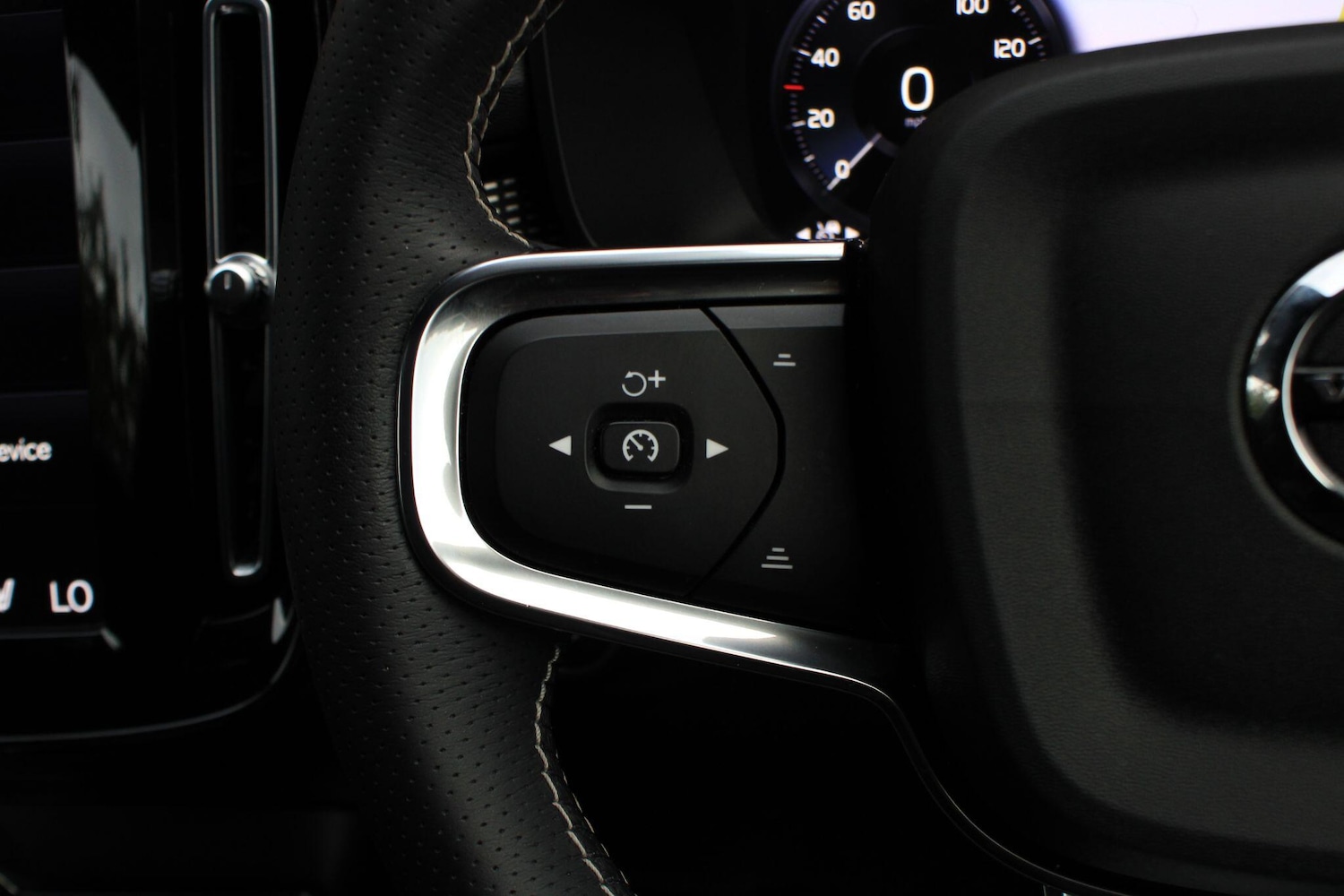 Used Volvo XC40 2021 for sale - 76152391: Photo 32
