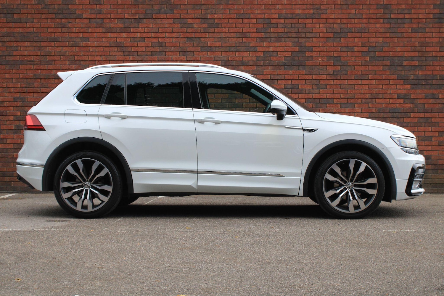 Used Volkswagen Tiguan 2017 for sale - 76619645: Photo 2