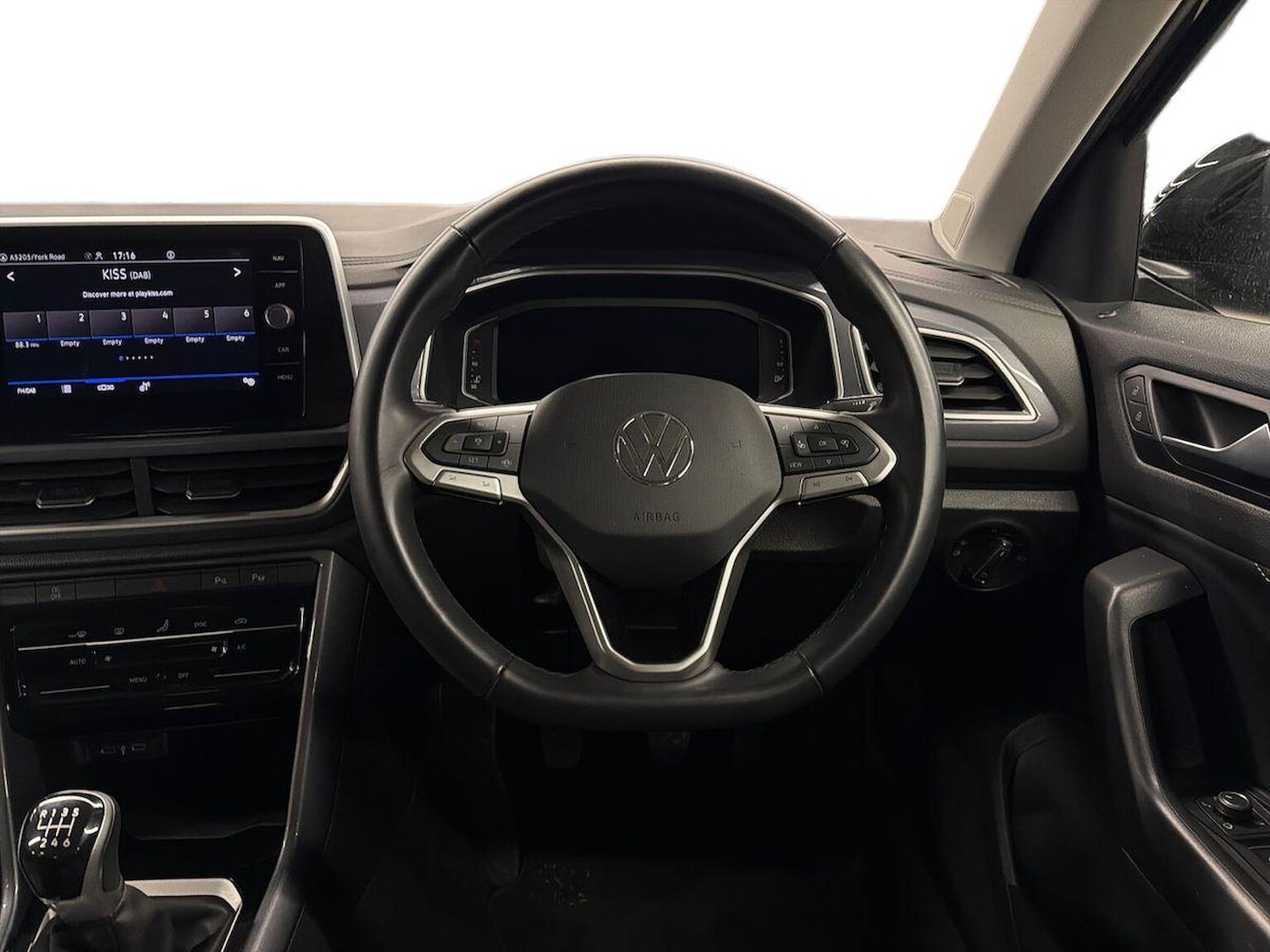 Used Volkswagen T-Roc 2024 for sale - 76396903: Photo 9