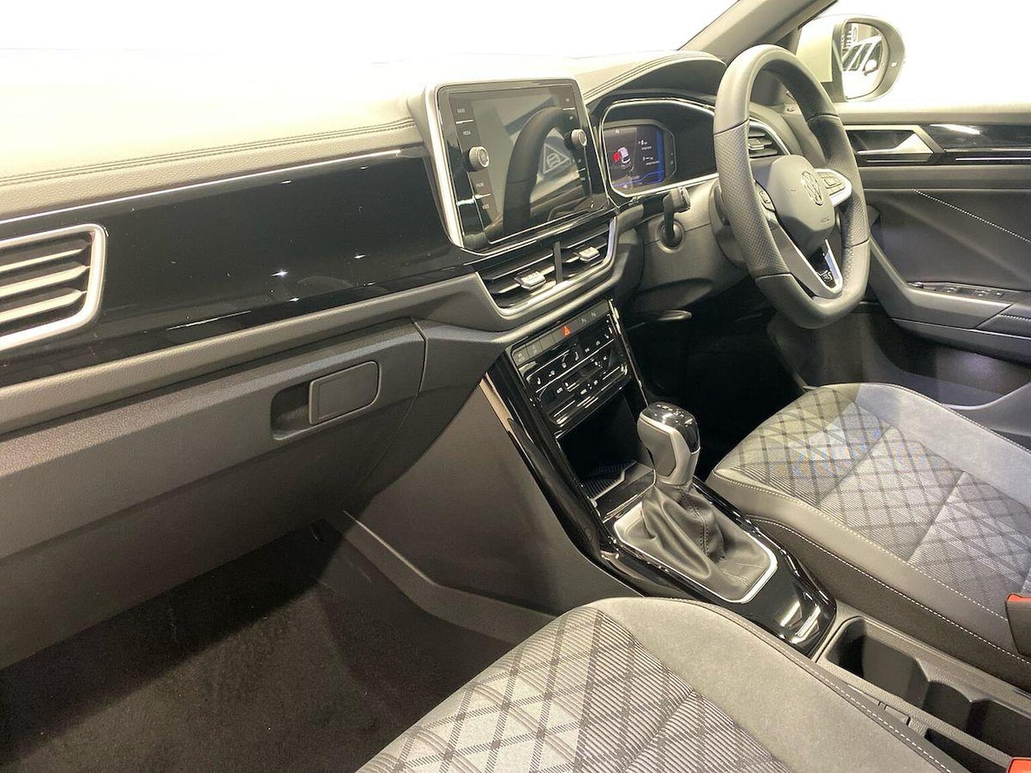 Used Volkswagen T-Roc 2025 for sale - 77073251: Photo 9