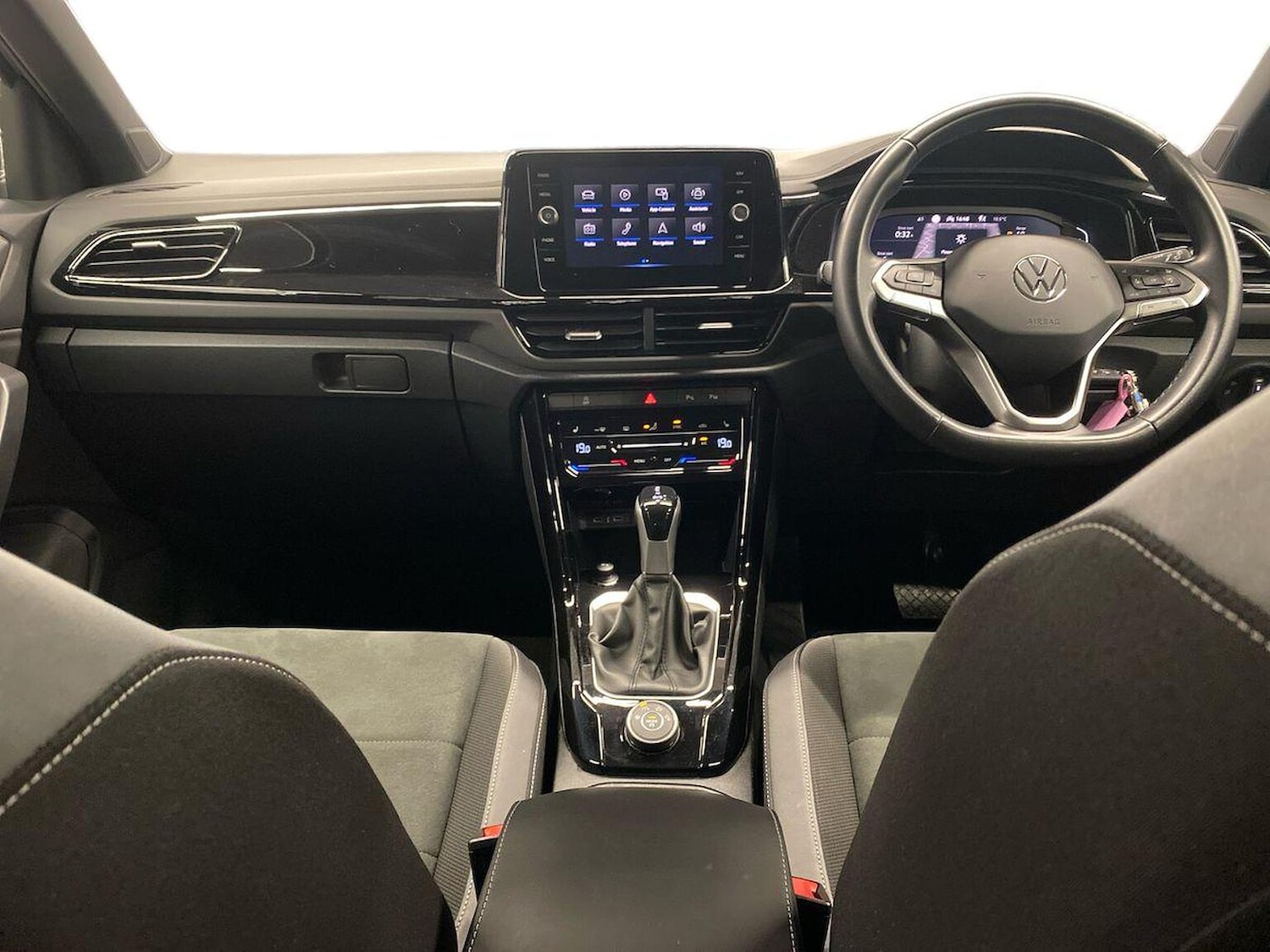 Used Volkswagen T-Roc 2023 for sale - 76785191: Photo 8