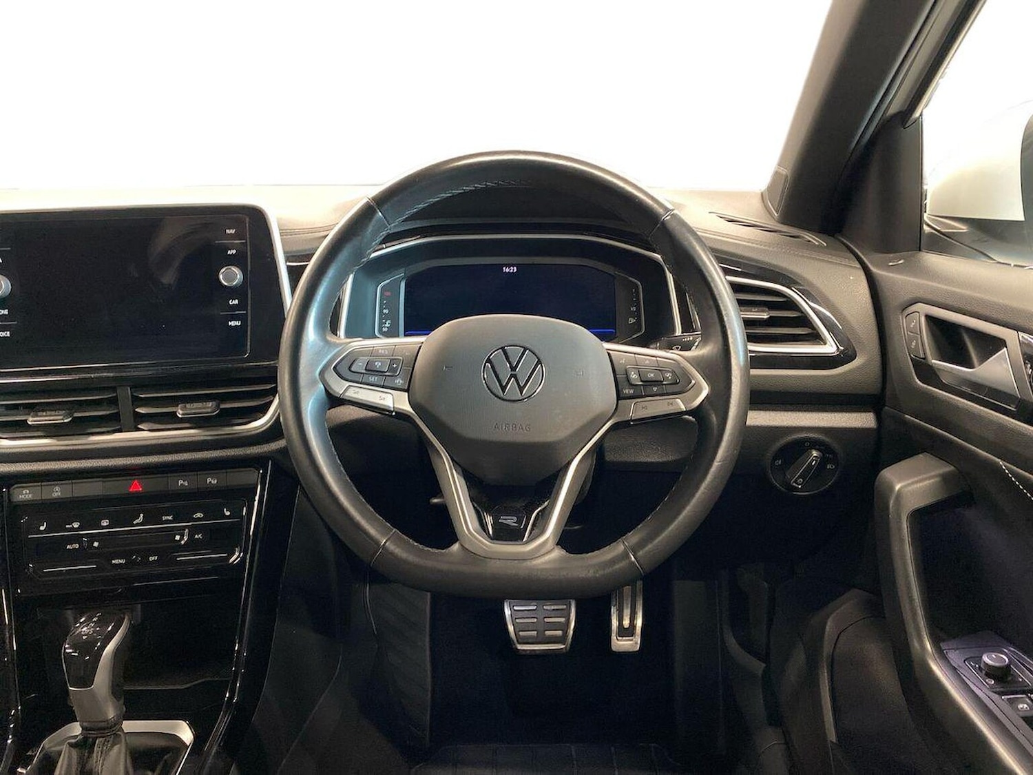 Used Volkswagen T-Roc 2024 for sale - 77639315: Photo 11