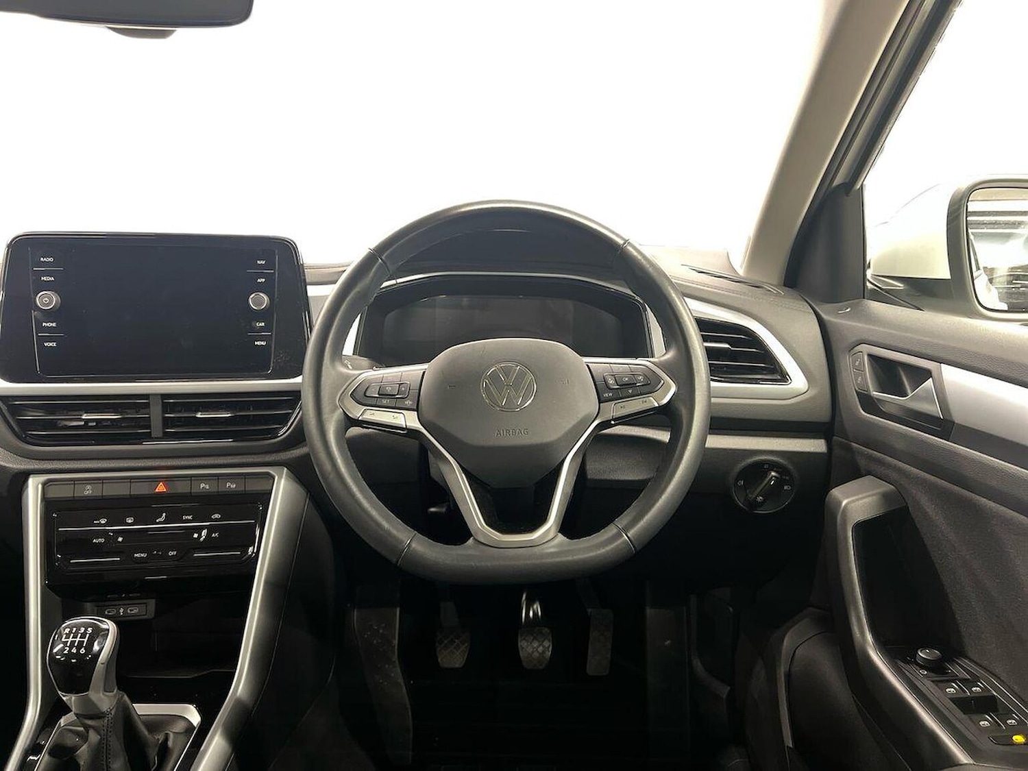 Used Volkswagen T-Roc 2024 for sale - 77946120: Photo 9