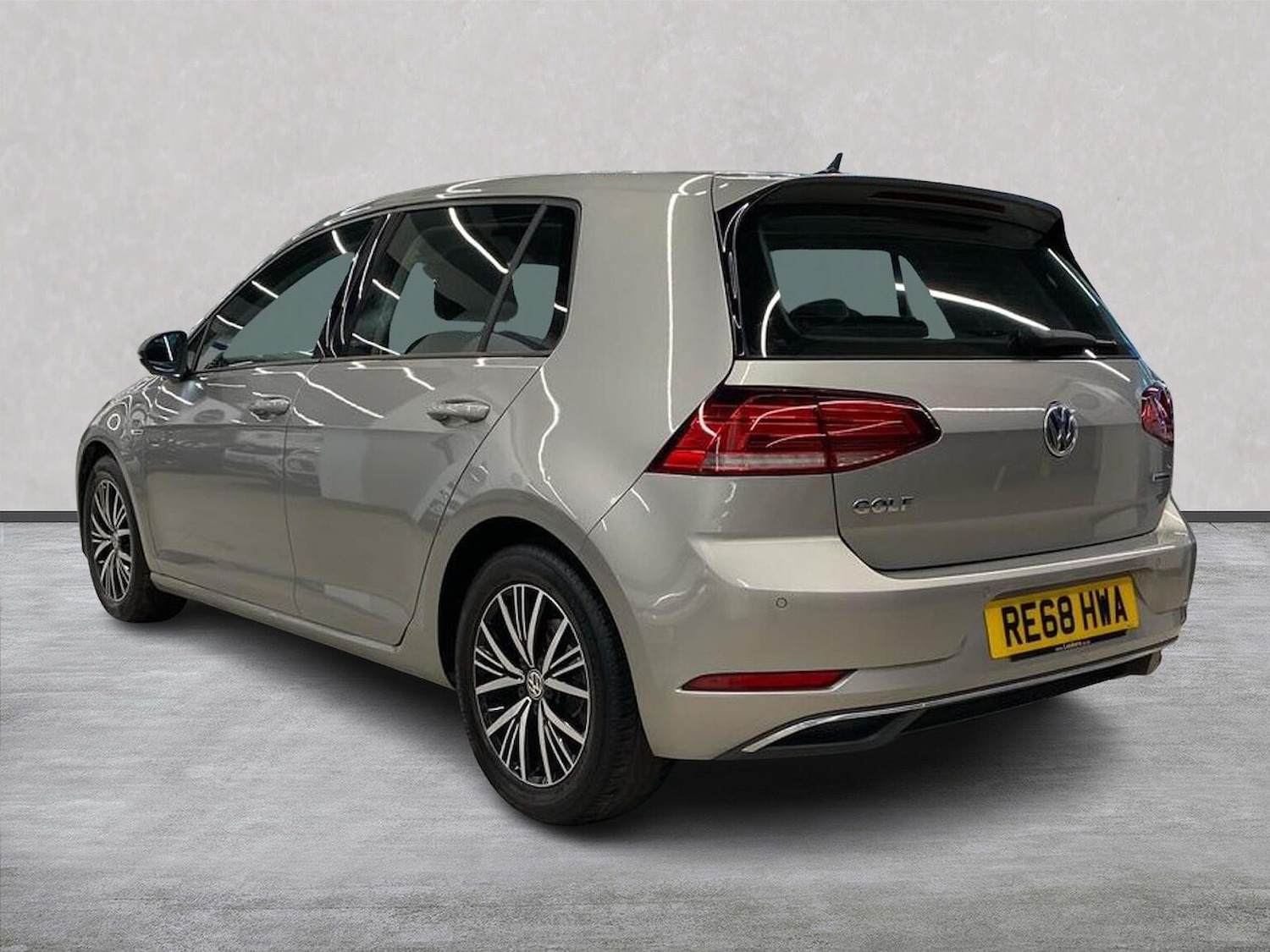 Used Volkswagen Golf 2018 for sale - 77872104: Photo 2