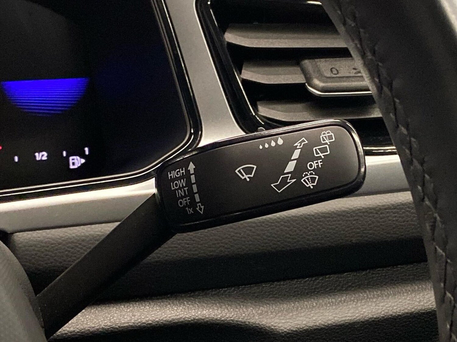 Used Volkswagen T-Roc 2023 for sale - 76324610: Photo 26