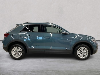 Used Volkswagen T-Roc 2023 for sale - 76324610: Photo