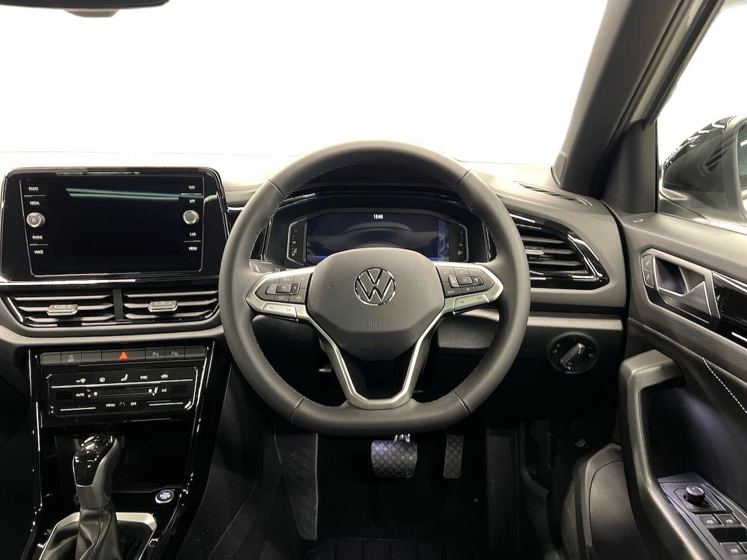 Used Volkswagen T-Roc 2026 for sale - 77639327: Photo 9