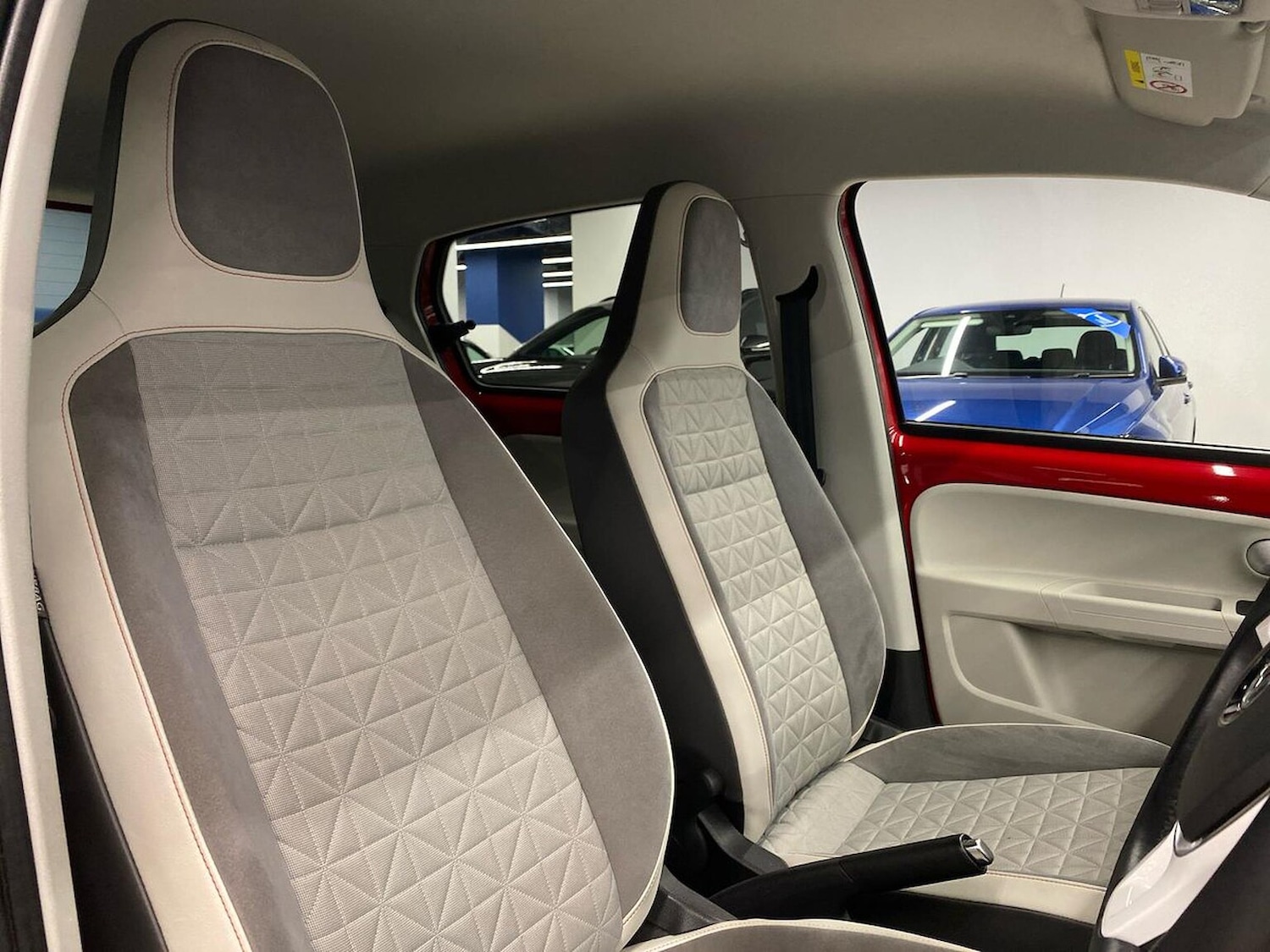 Used Volkswagen up! 2019 for sale - 76979906: Photo 2