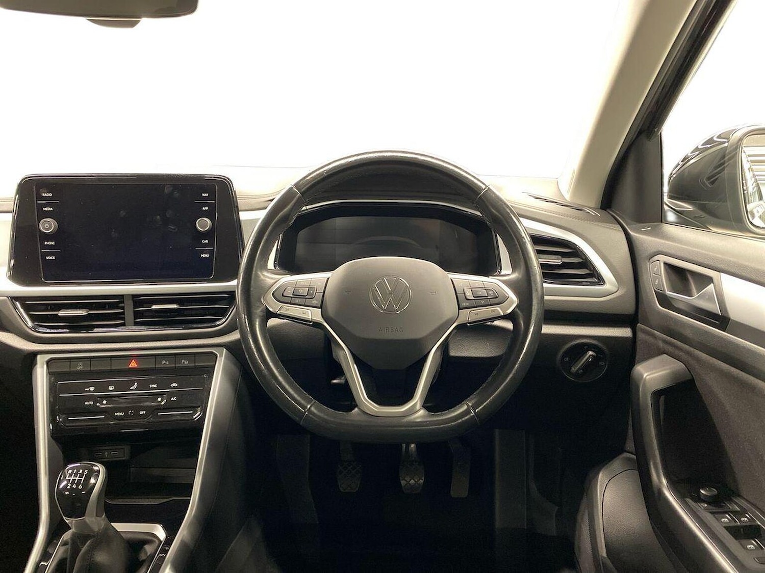 Used Volkswagen T-Roc 2022 for sale - 76605557: Photo 9