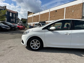 Used Peugeot 208 2015 for sale - 79553492: Photo