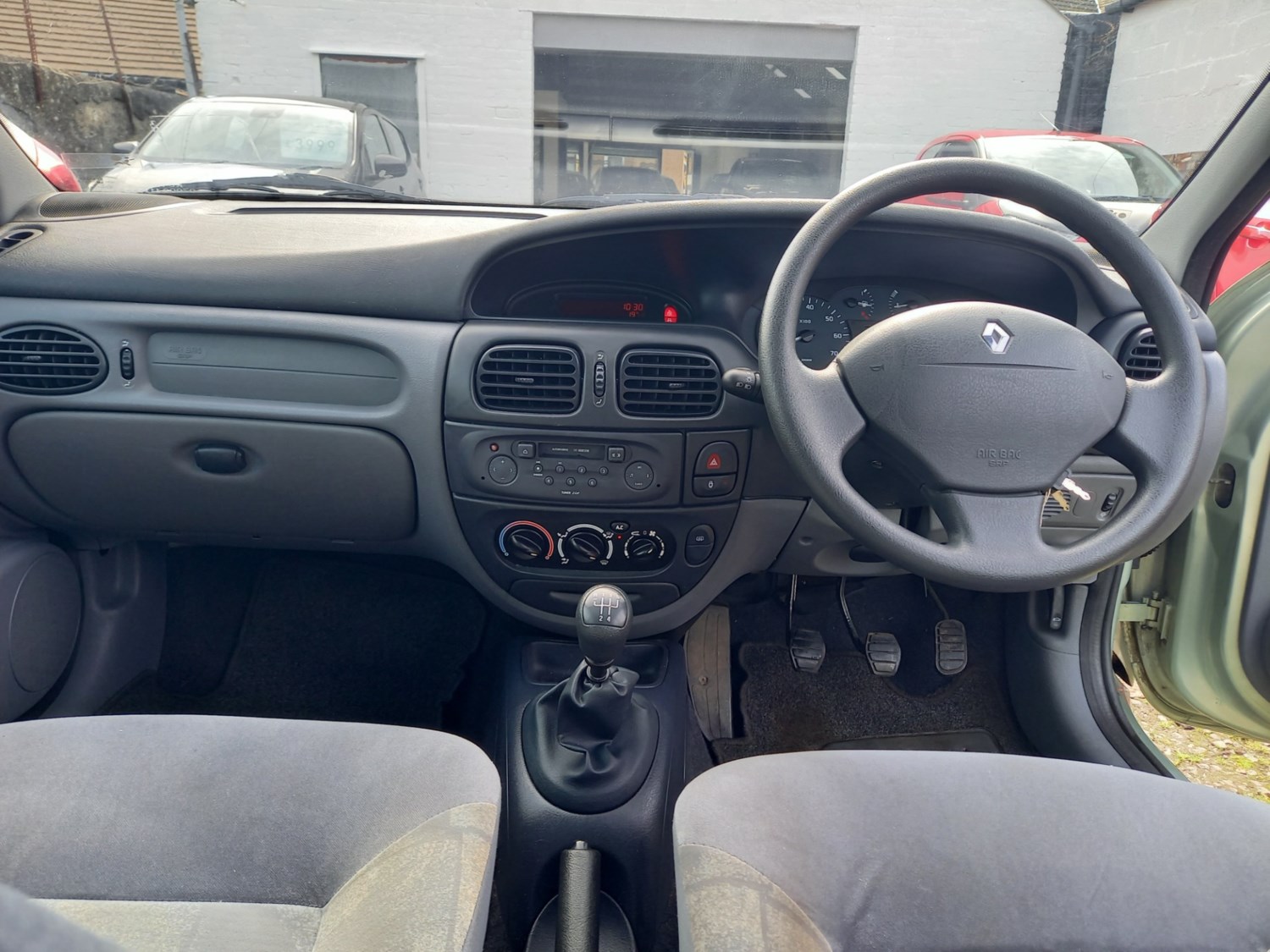 Renault Megane 2001 (Y) - 1.6 16V Expression + 5dr - Image 3
