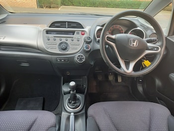 Used Honda Jazz 2010 for sale - 76231820: Photo 3