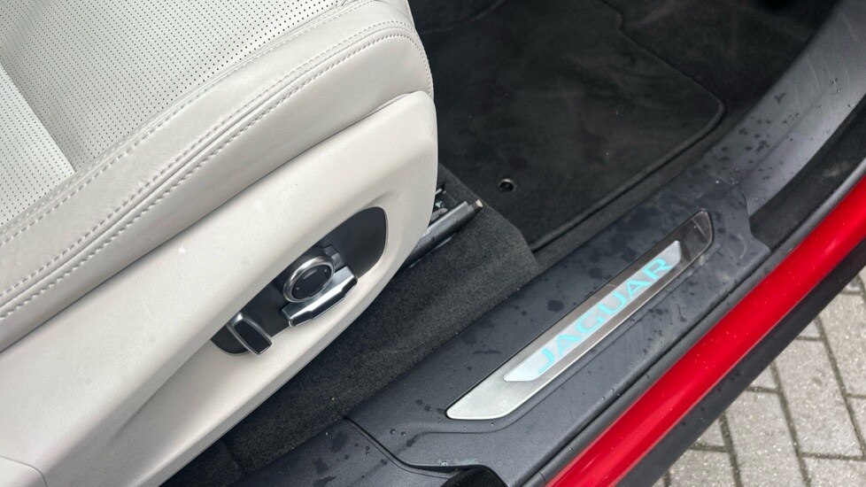 Used Jaguar F-Pace 2023 for sale - 76361833: Photo 22