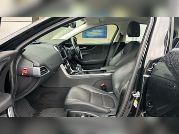 Used Jaguar XE 2019 for sale - 76834928: Photo