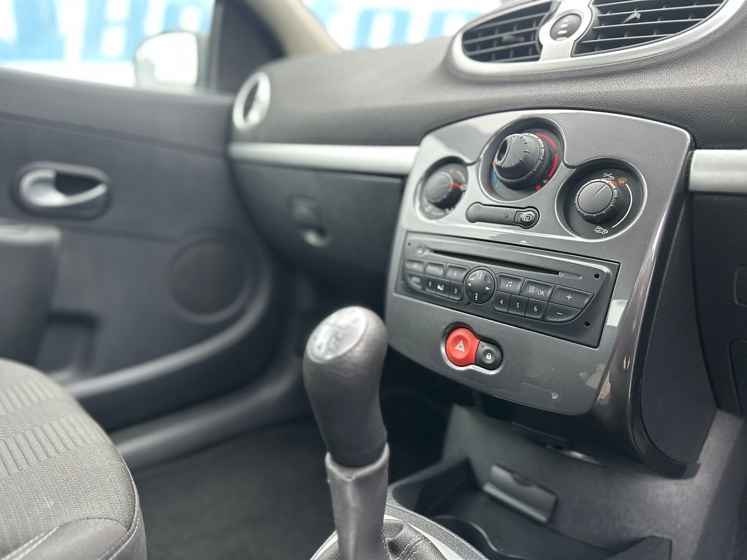 Used Renault Clio 2011 for sale - 76588372: Photo 15