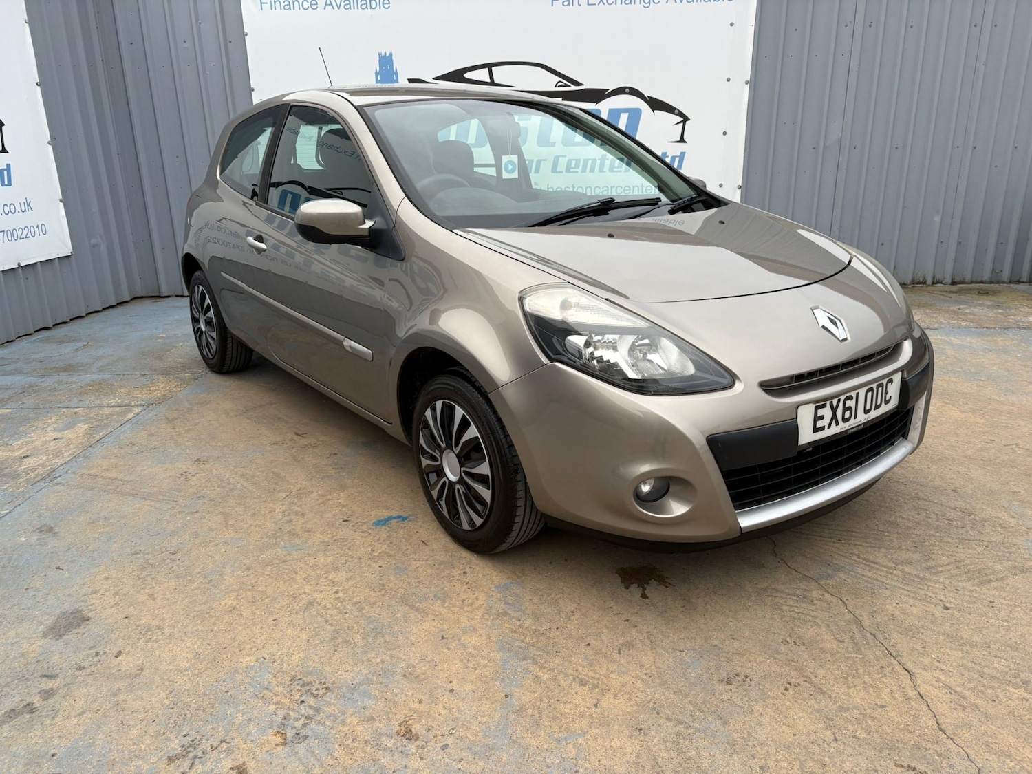 Used Renault Clio 2011 for sale - 76588372: Photo 2