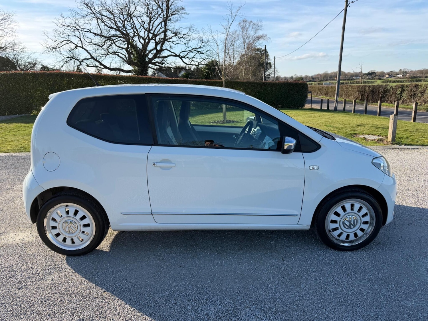 Used Volkswagen up! 2013 for sale - 77658611: Photo 2