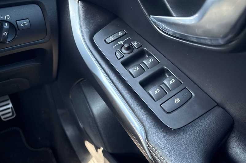 Used Volvo V40 2017 for sale - 76087086: Photo 16