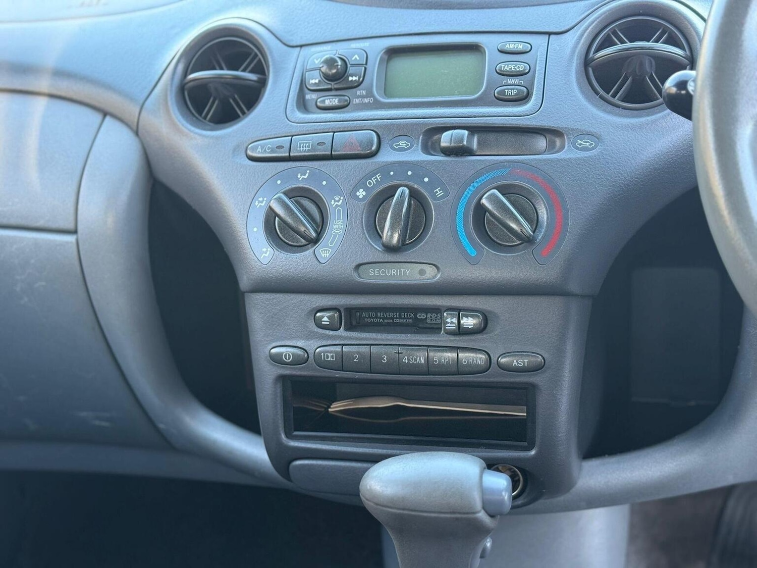 Used Toyota Yaris 2002 for sale - 77303622: Photo 28