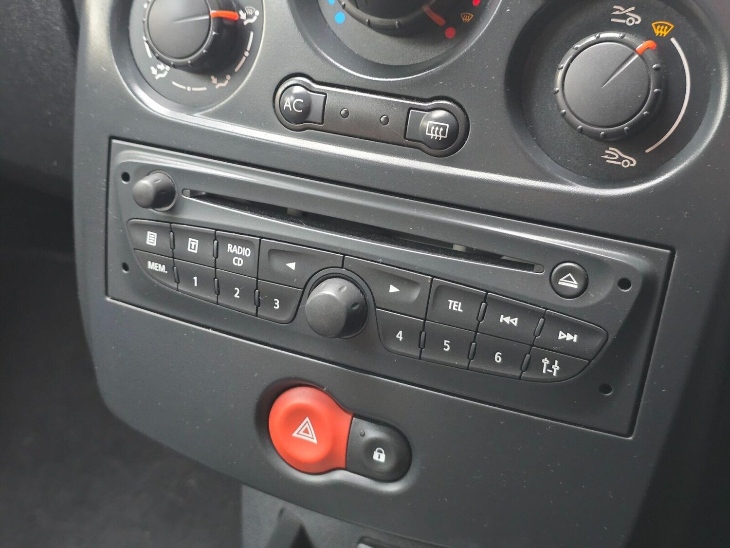 Used Renault Clio 2011 for sale - 75894713: Photo 30