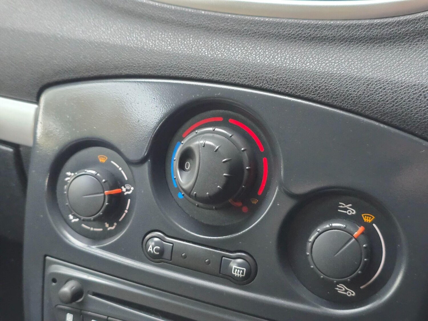 Used Renault Clio 2011 for sale - 75894713: Photo 31