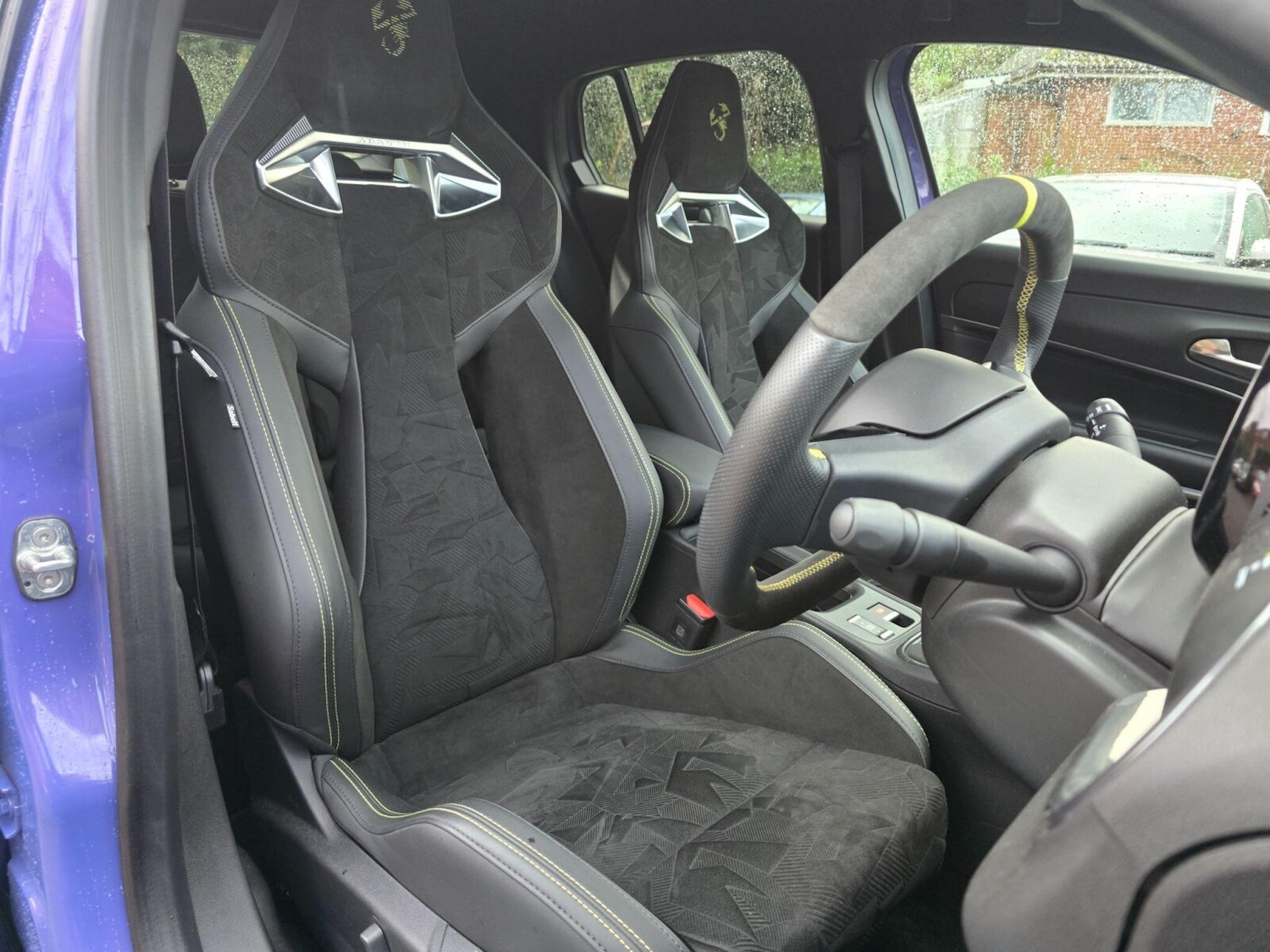 Used Abarth 600e 2025 for sale - 77165518: Photo 2