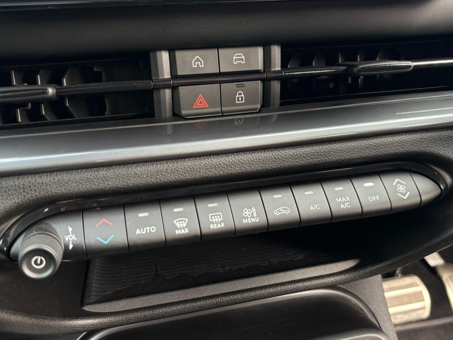 Used Abarth 600e 2025 for sale - 76434934: Photo 19