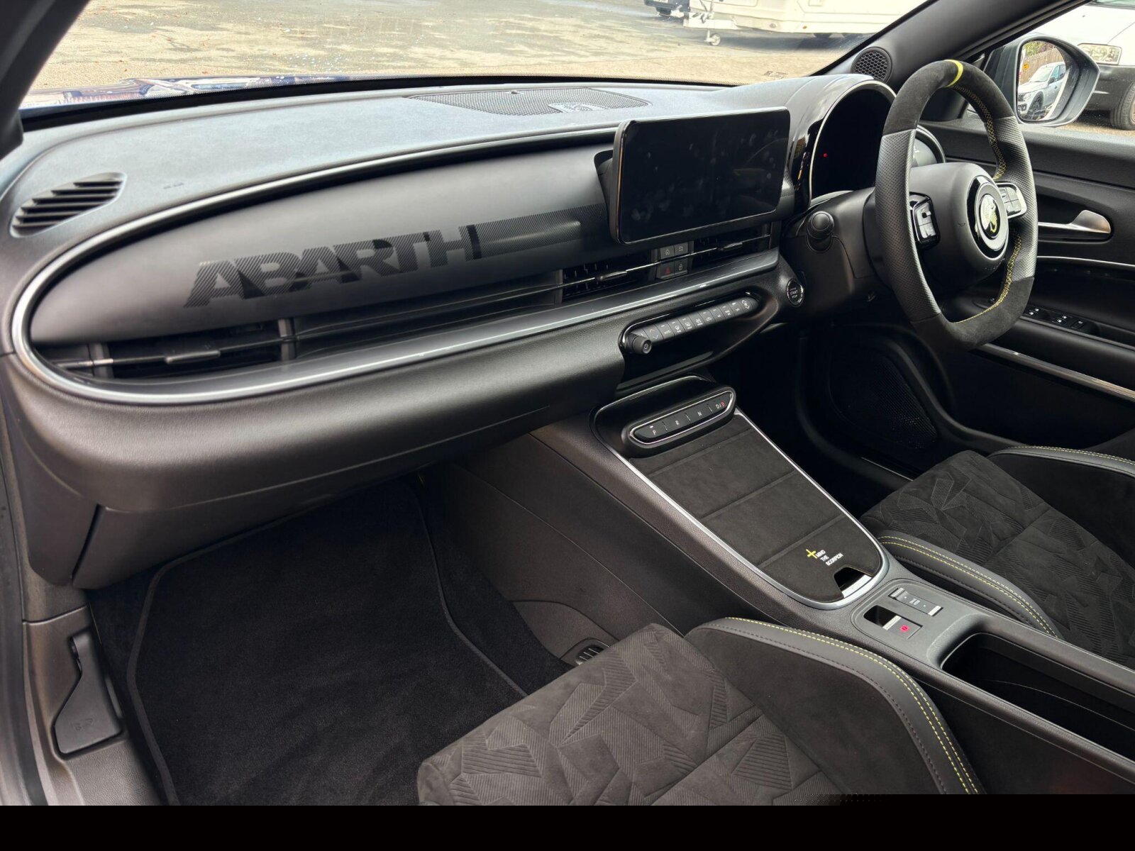 Used Abarth 600e 2025 for sale - 76434934: Photo 3